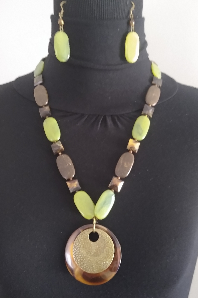 Necklace and earrings set